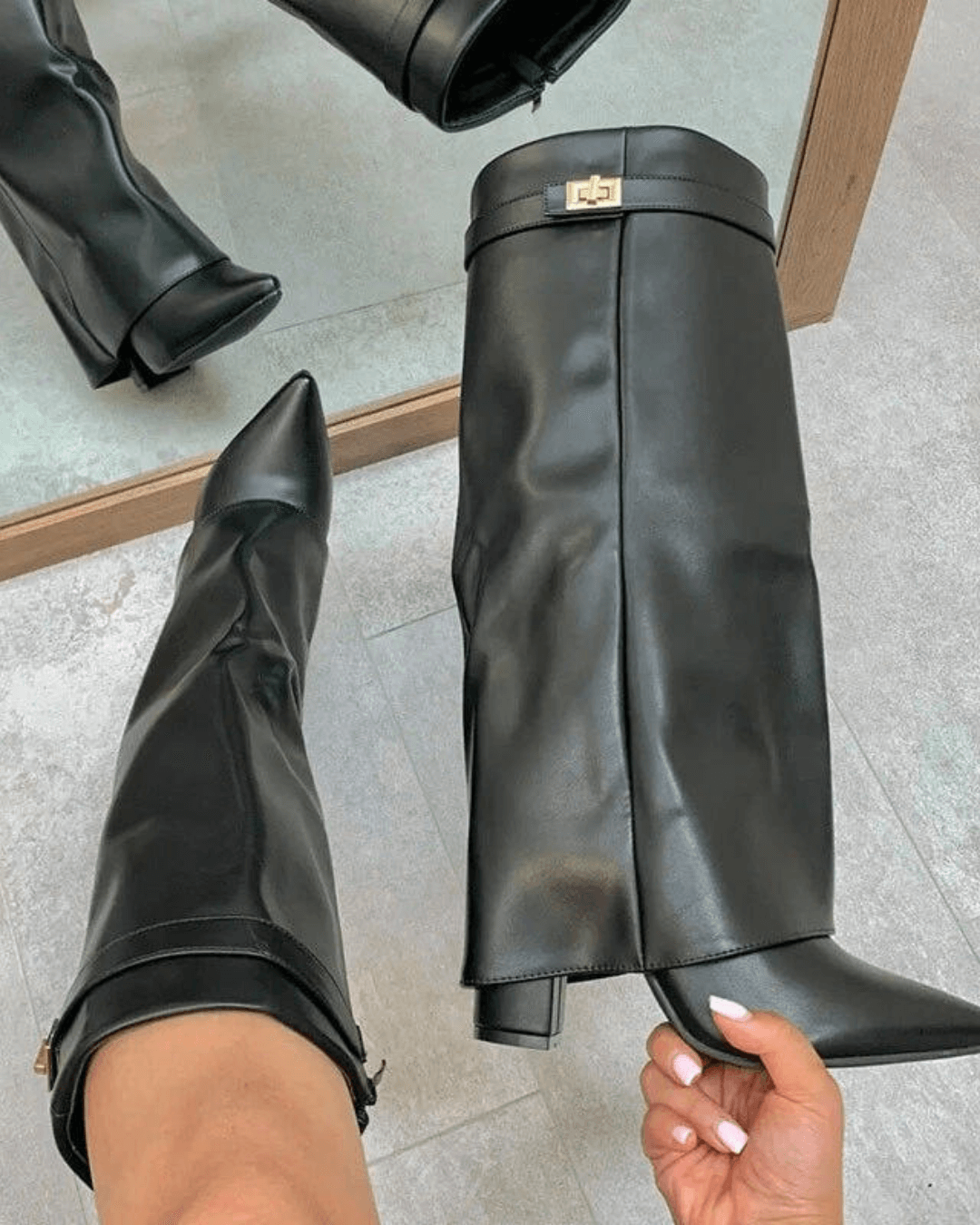 Handgefertigte Wildleder Mirabelle Stiefel mit elegantem Schnallendetail für herbstlichen Stil